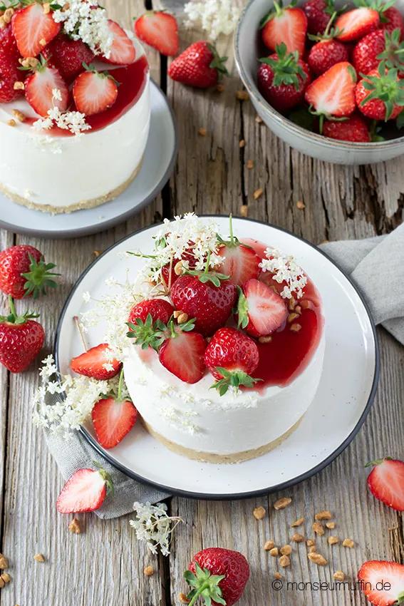 Strawberry Cheesecake mit feiner Holunderblütennote und Erdnuss Krokant ...