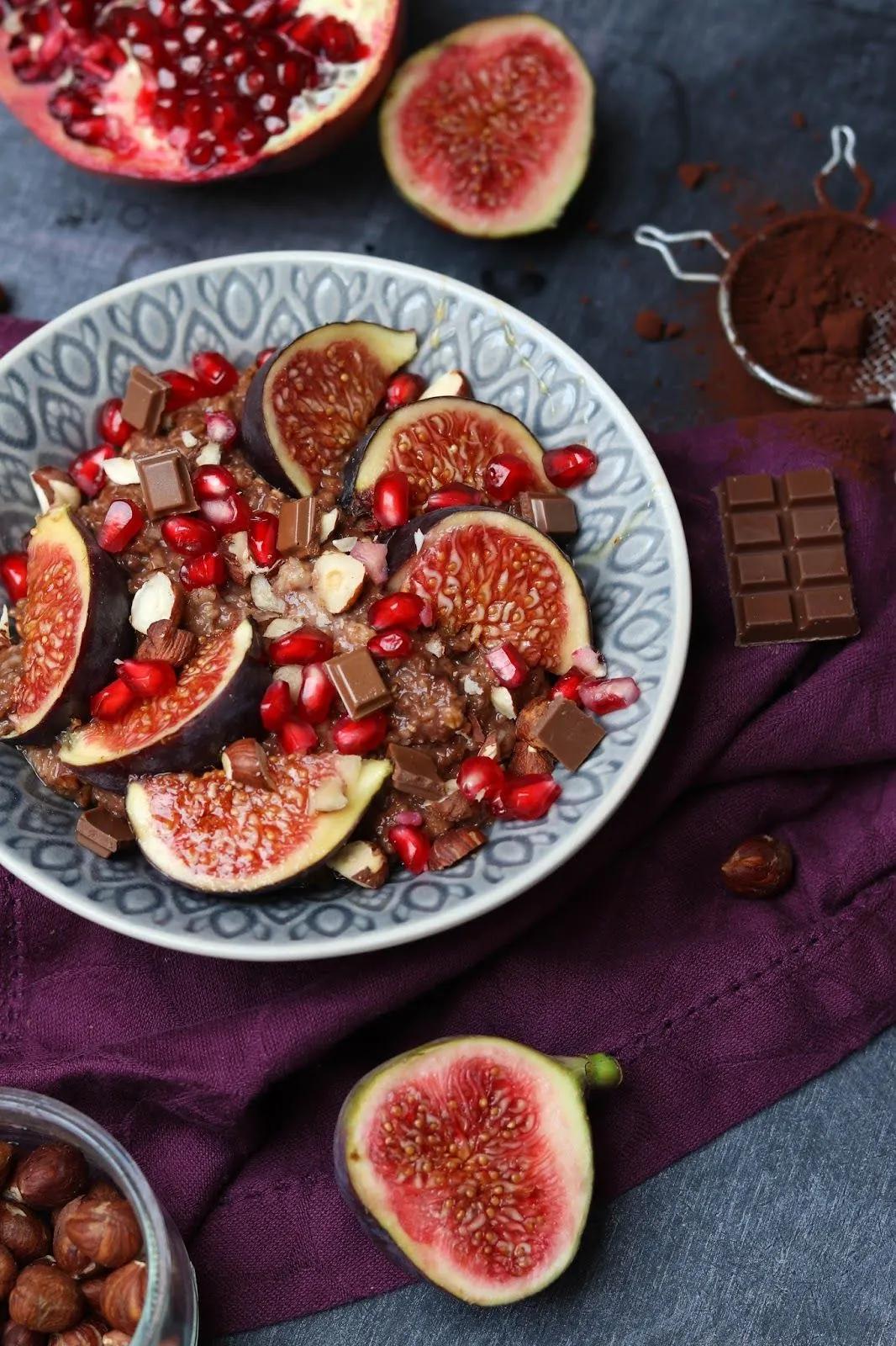 Liebe zum Detail- Schokoladen-Porridge mit Feigen und Granatäpfeln