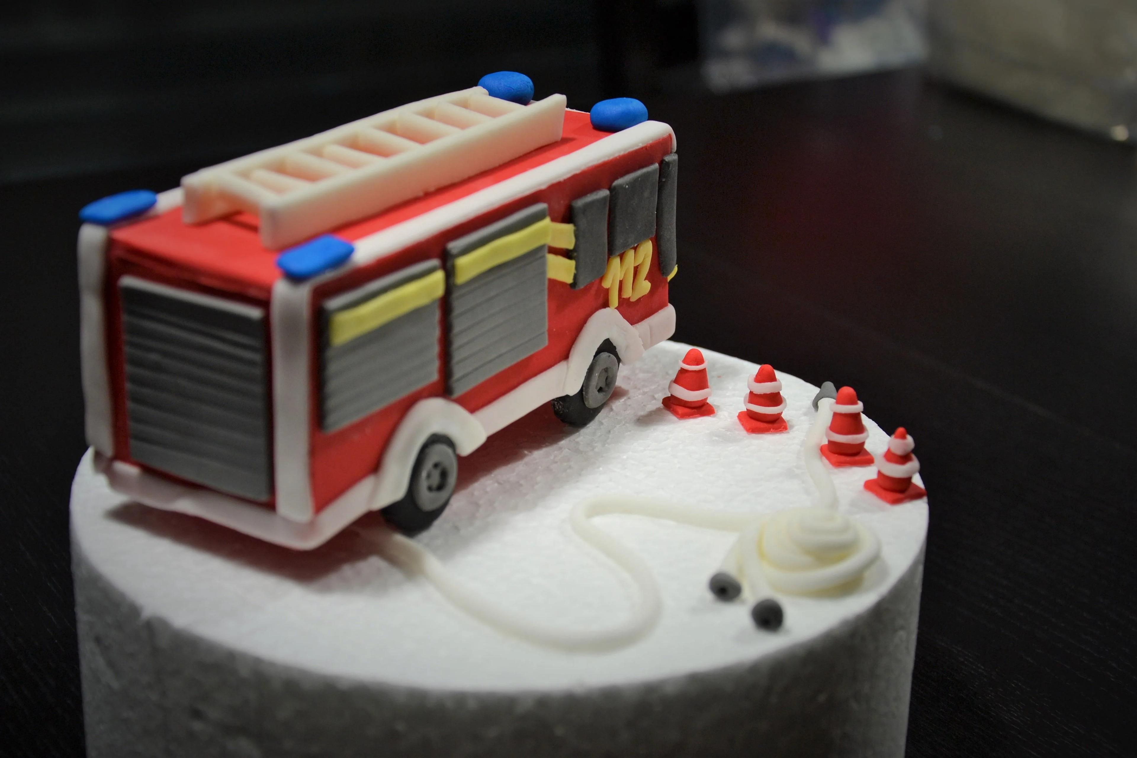 Feuerwehr Torte | Feuerwehr torte, Motivtorten kindergeburtstag ...
