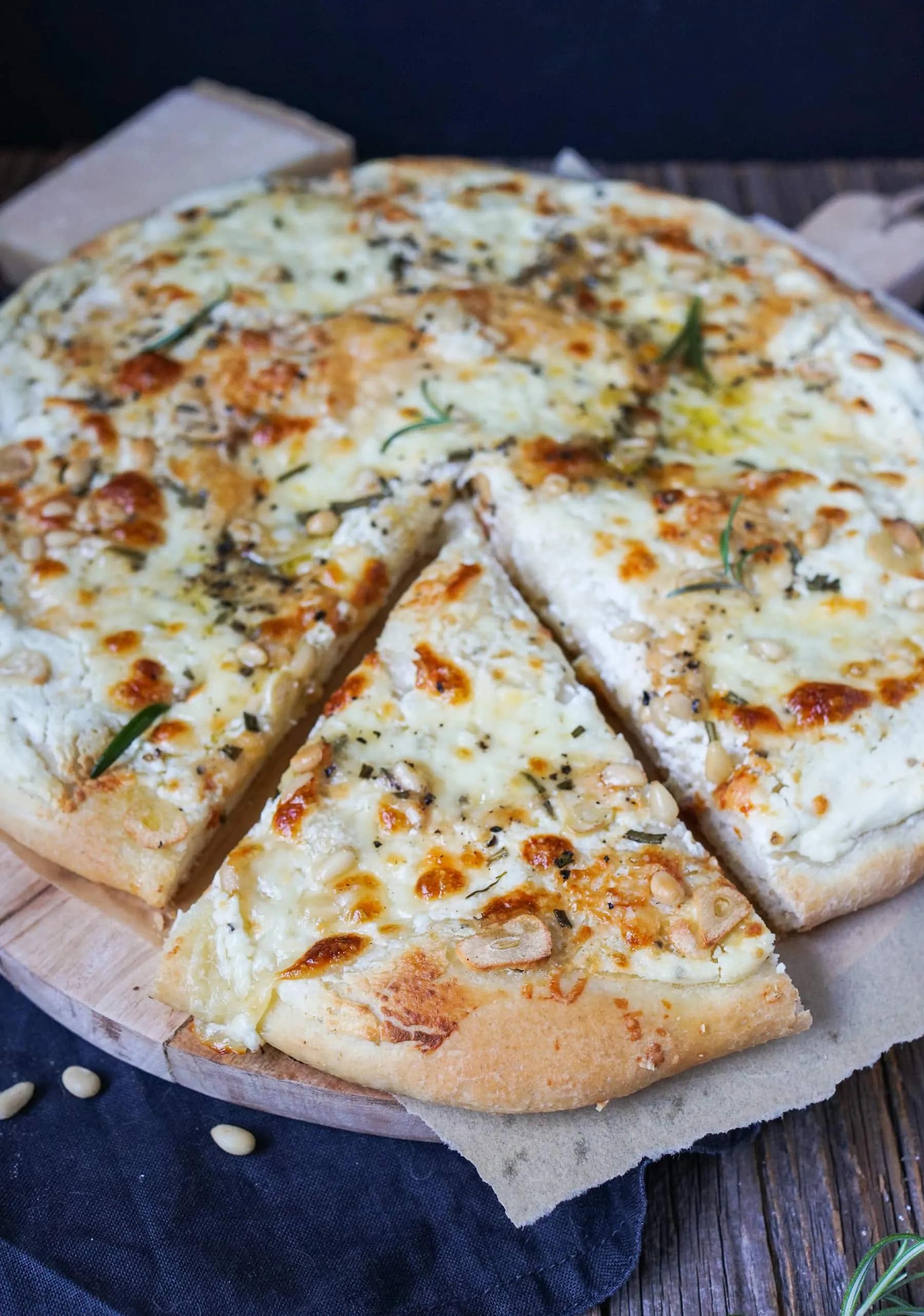 Pizza bianca mit Ricotta, Rosmarin und Knoblauch | Was is hier ...