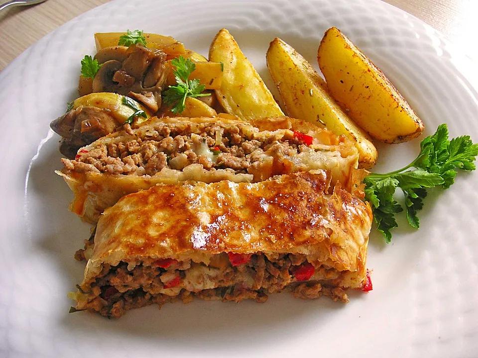 Kuchen &amp; Torten Rezepte: Hackfleisch Paprika Käse Strudel