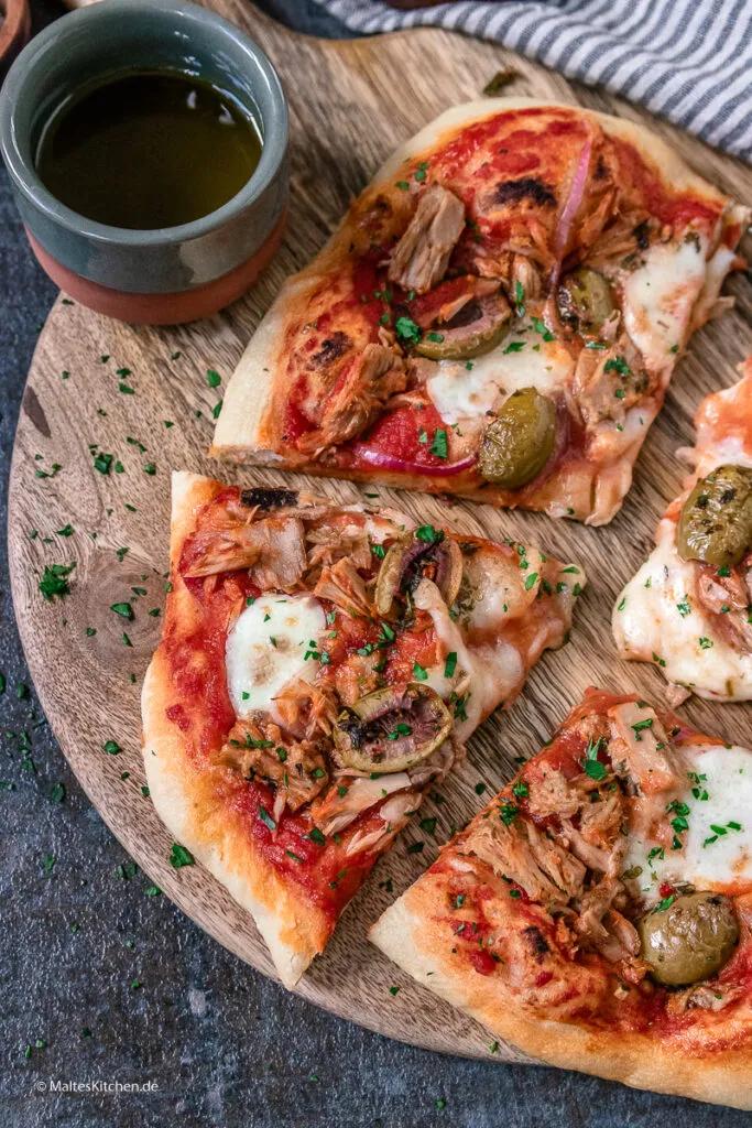 Thunfisch Pizza mit Zwiebeln, Oliven &amp; Mozzarella | Pizza Tonno