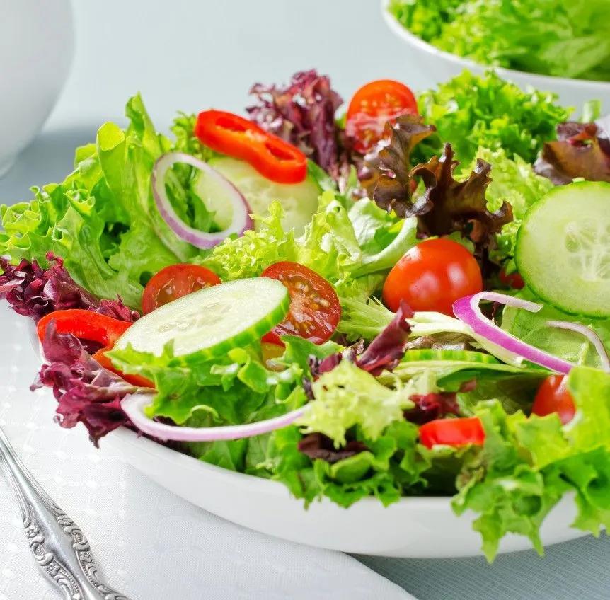 Salat mit Tomaten, Gurke, Paprika und Lollo Rosso - | Best vegetarian ...