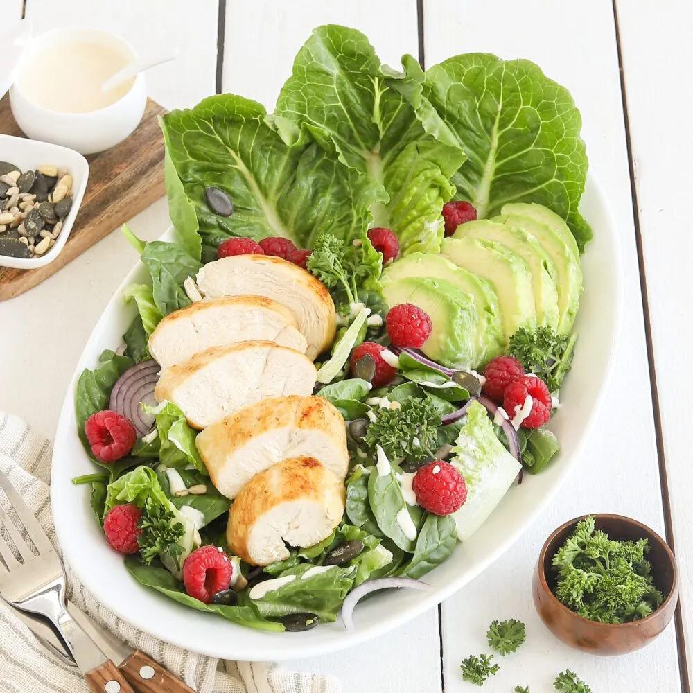 Hähnchenfilets mit grünem Salat, Avocado und Himbeeren - We love Geflügel