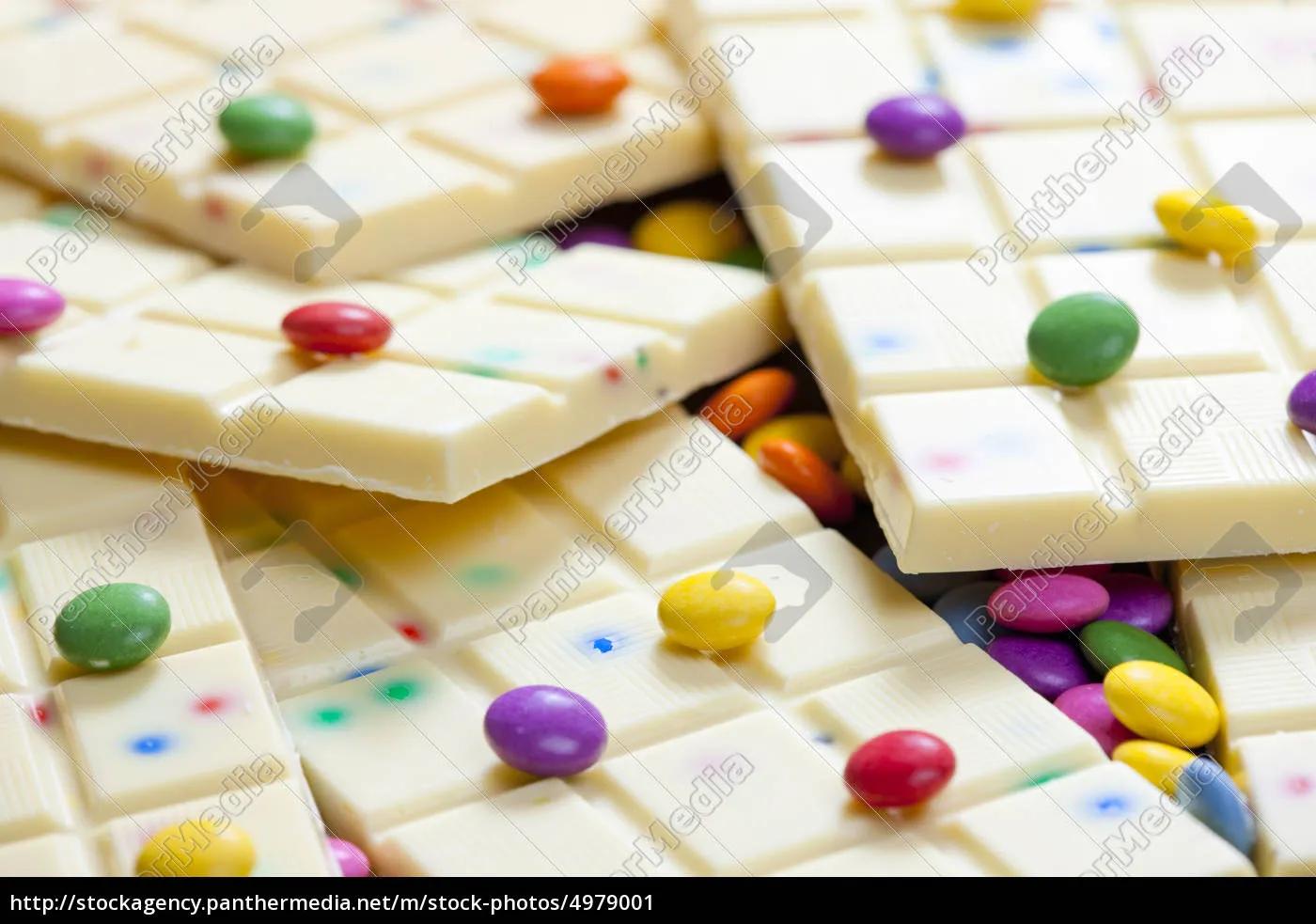 Stillleben aus weißer Schokolade mit Smarties - Stockfoto - #4979001 ...