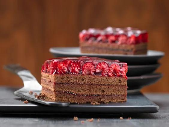 Schoko Pralinen Kuchen Mit Himbeeren — Rezepte Suchen