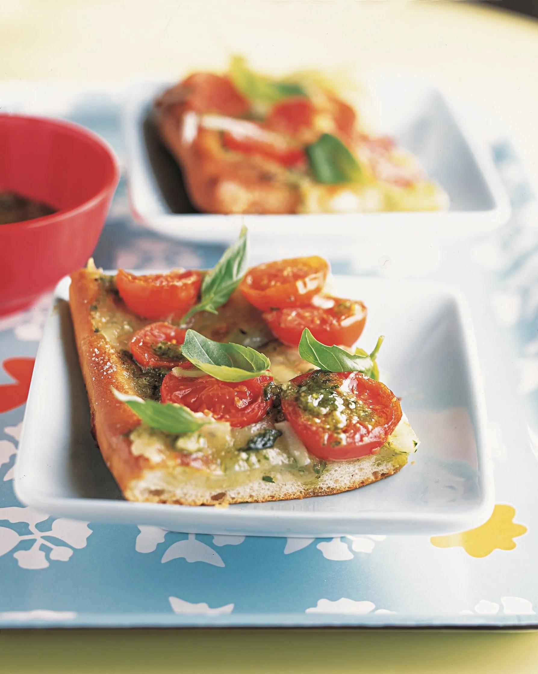 Recette pizza tomate-mozzarella au pesto - Marie Claire