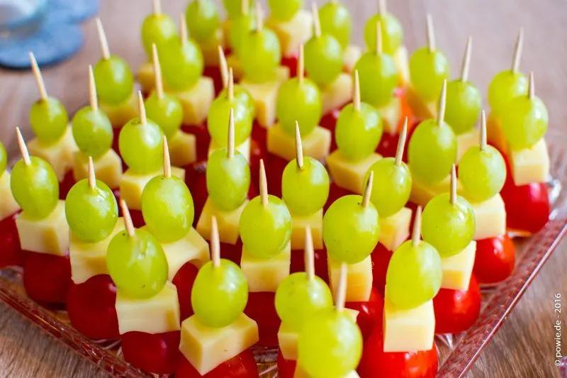 Fingerfood mit den Zutaten: Tomaten, Käse, Melone und Weintrauben. Mit ...