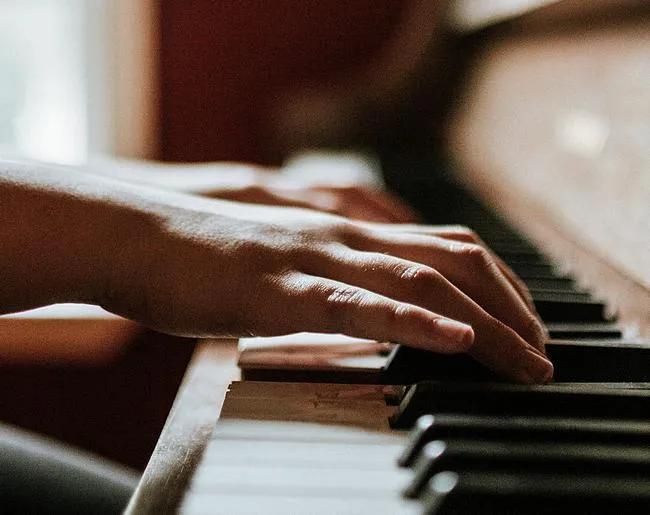 Übungstipps für das Klavier: Diese 10 Tipps verbessern Dein Klavierspiel