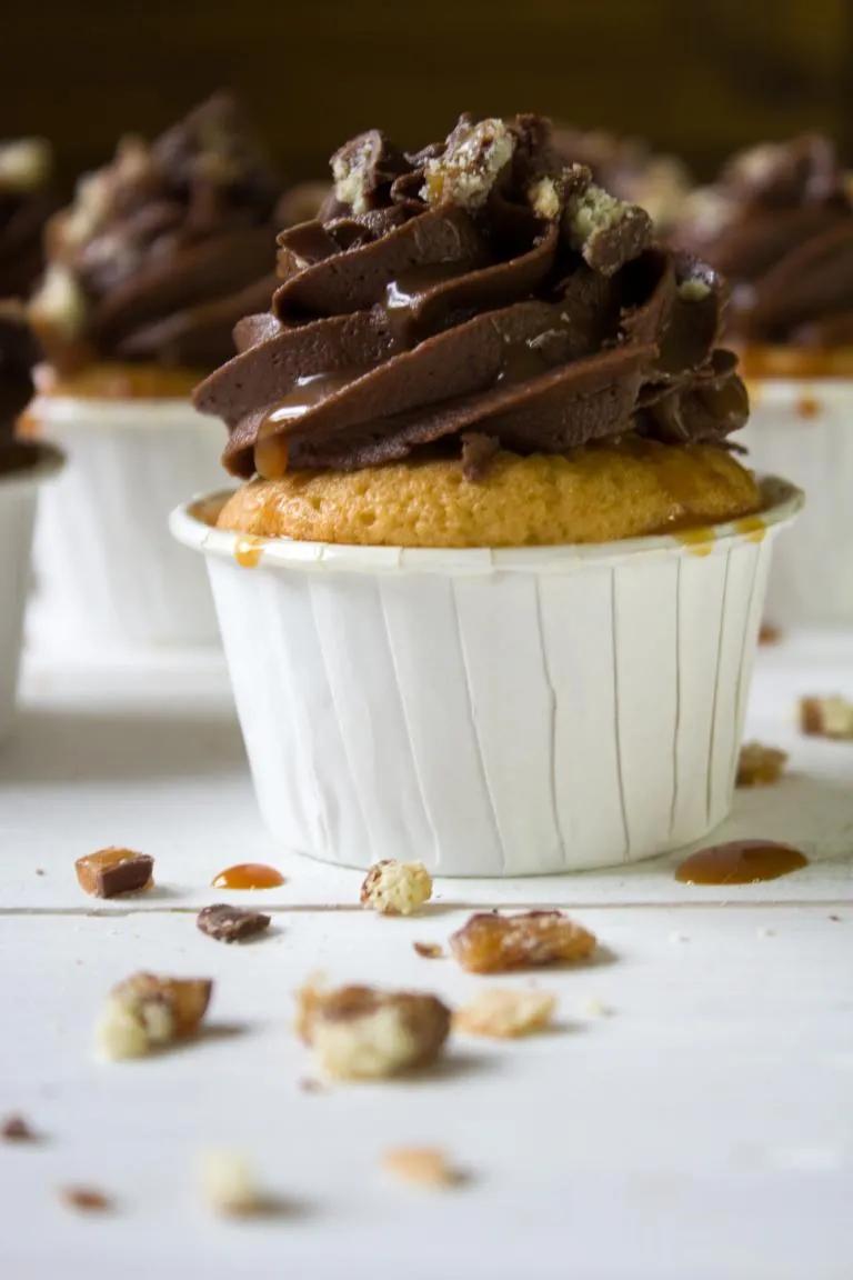 Torte-llini: Vanillecupcakes mit Schokoladen-Frosting und Karamellsauce
