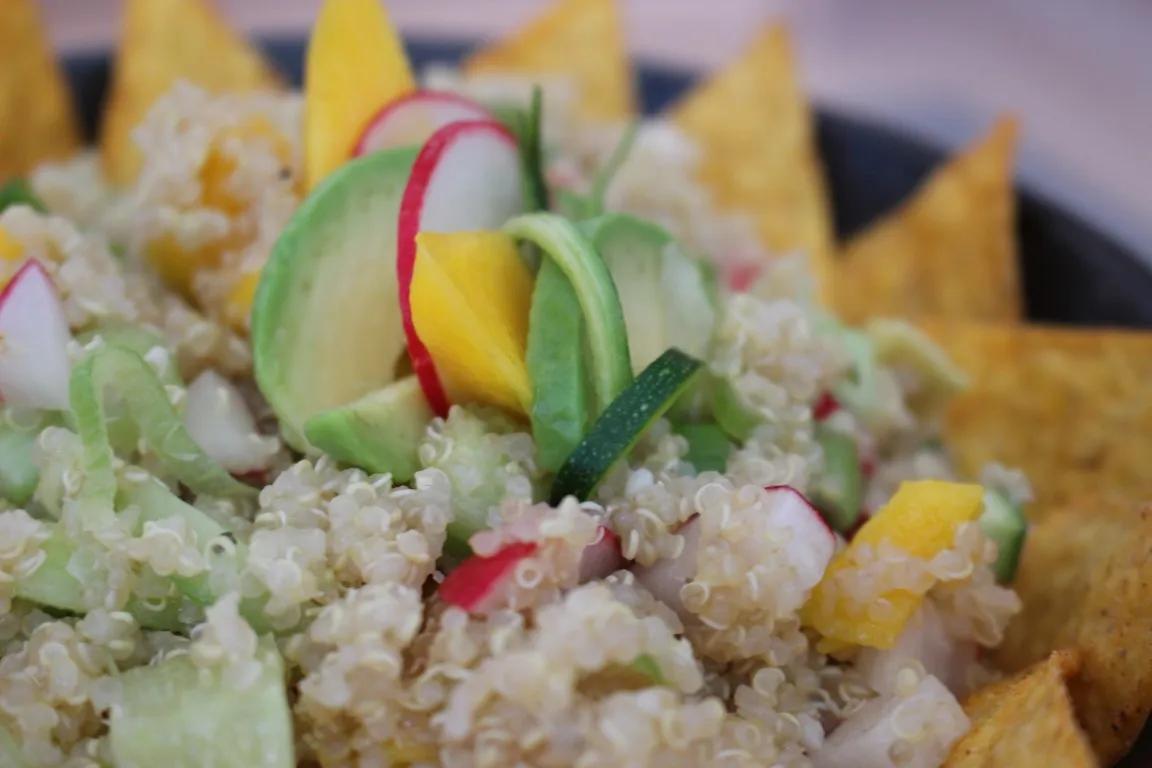Veganer Quinoa-Tacco-Salat mit Avocado und Mango