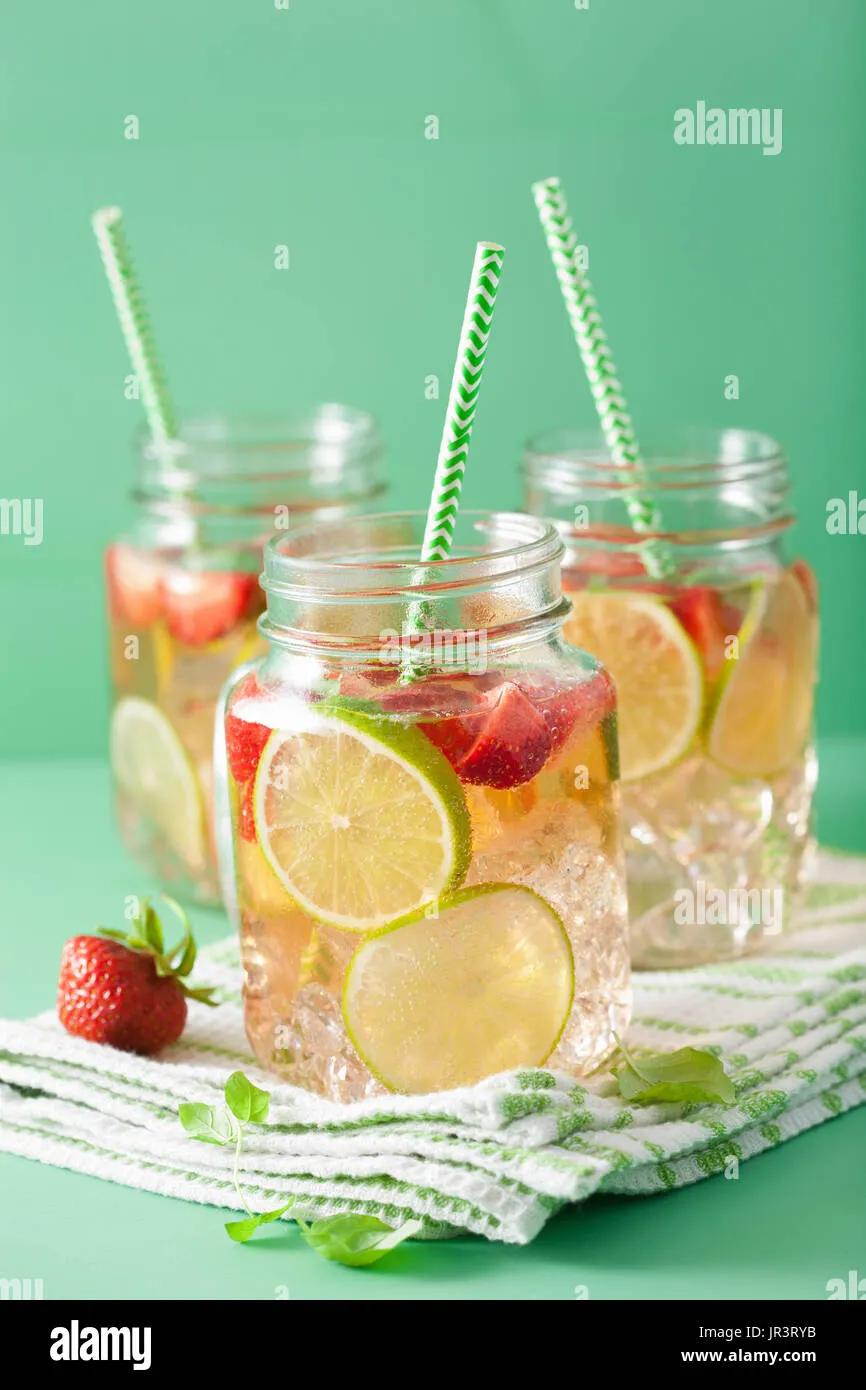 erfrischende Sommer-Limonade mit Erdbeeren und Kalk im Einmachglas ...