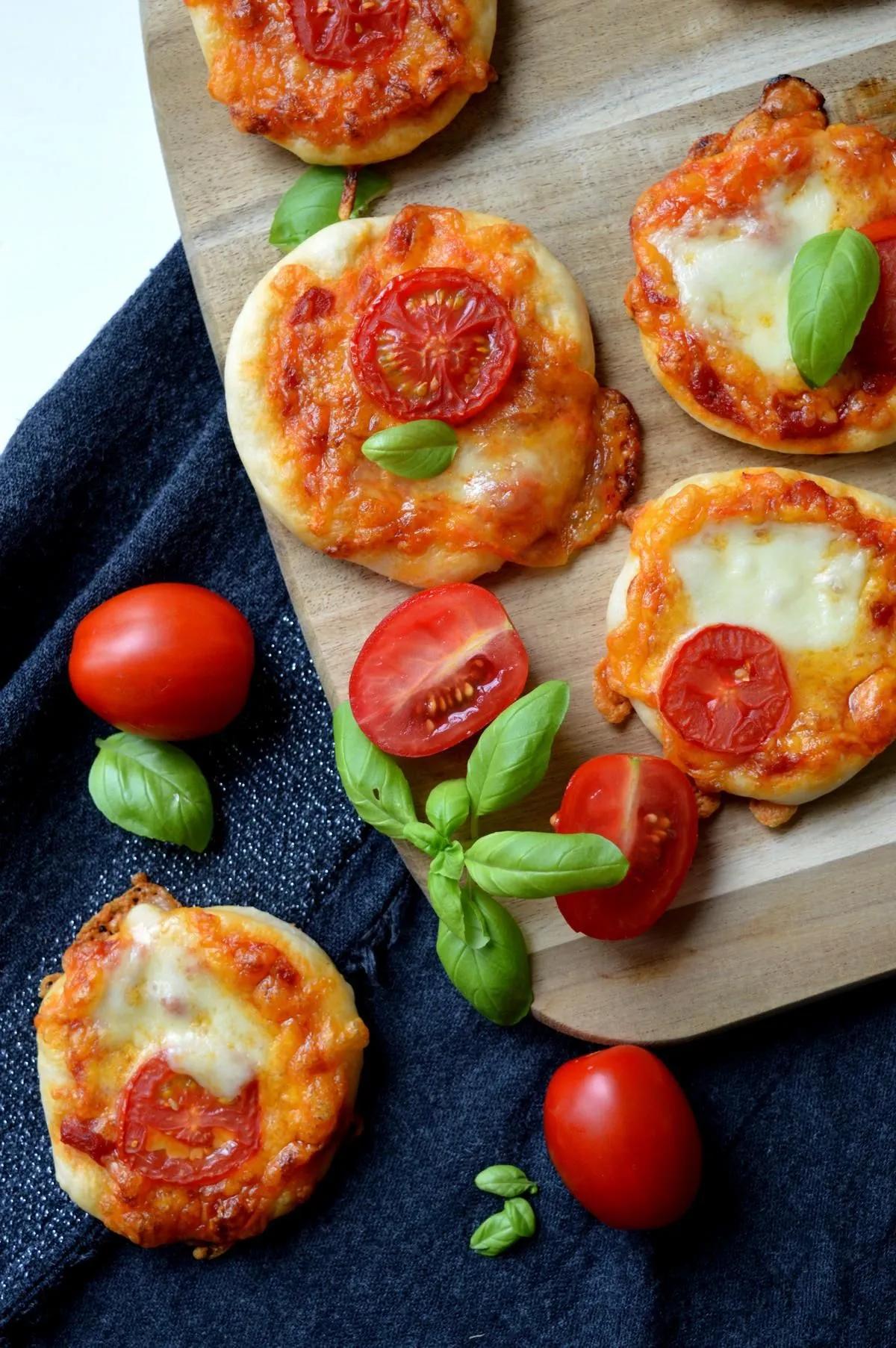 Mini-Pizza | Kindergeburtstag essen herzhaft, Mini pizza, Rezepte ...