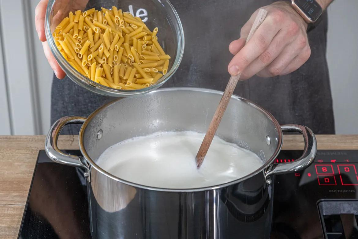Klassische Milchnudeln kochen | Rezept - eat.de
