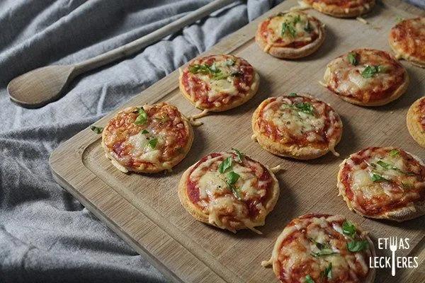 Mini-Pizzen aus Quark-Öl Teig - Etwas Leckeres | Mini pizza, Snacks für ...