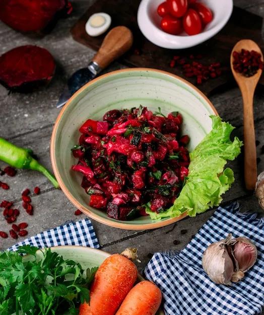 Rote-bete-salat mit rüben und bohnen auf dem tisch | Kostenlose Foto