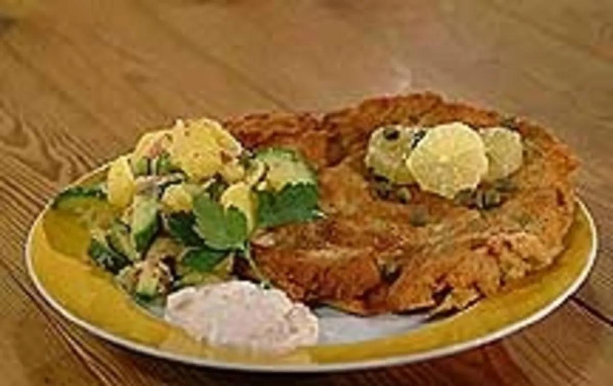 Wiener Schnitzel mit Kartoffel-Gurkensalat - Rezept - kochbar.de