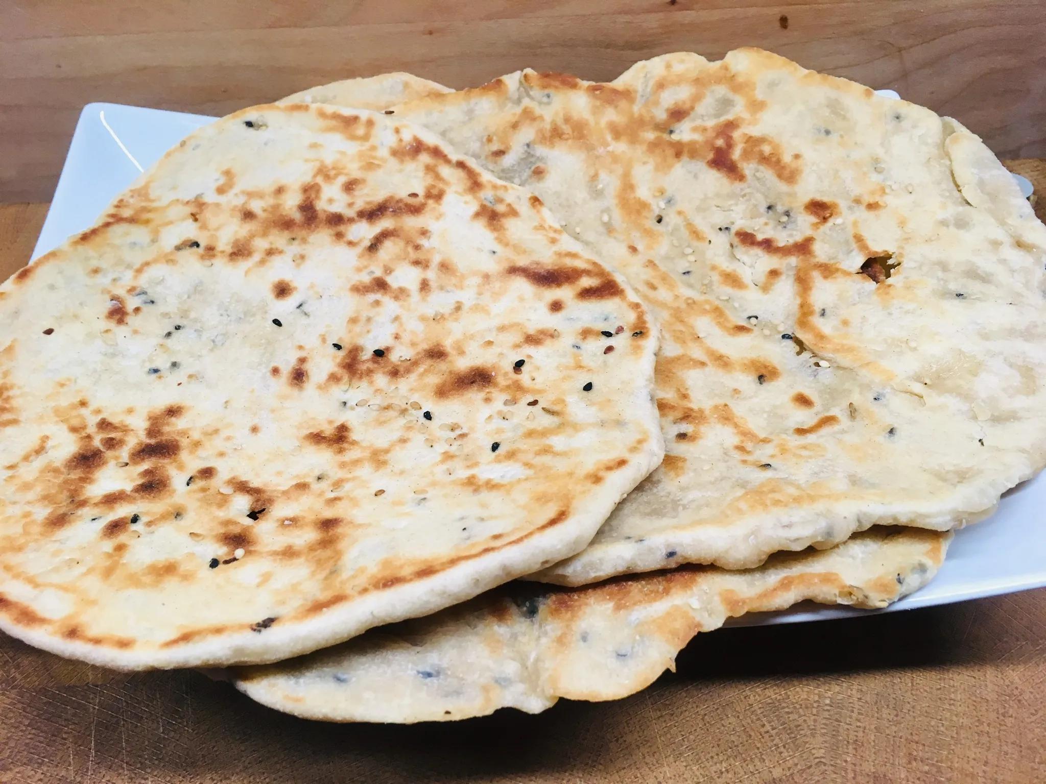 Indisches Naan Brot aus der Pfanne oder aus dem Ofen - Leckerlife