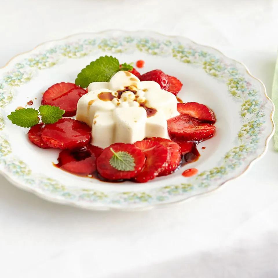 Vanille-Parfait mit Erdbeersauce und Balsamico-Erdbeeren Rezept ...
