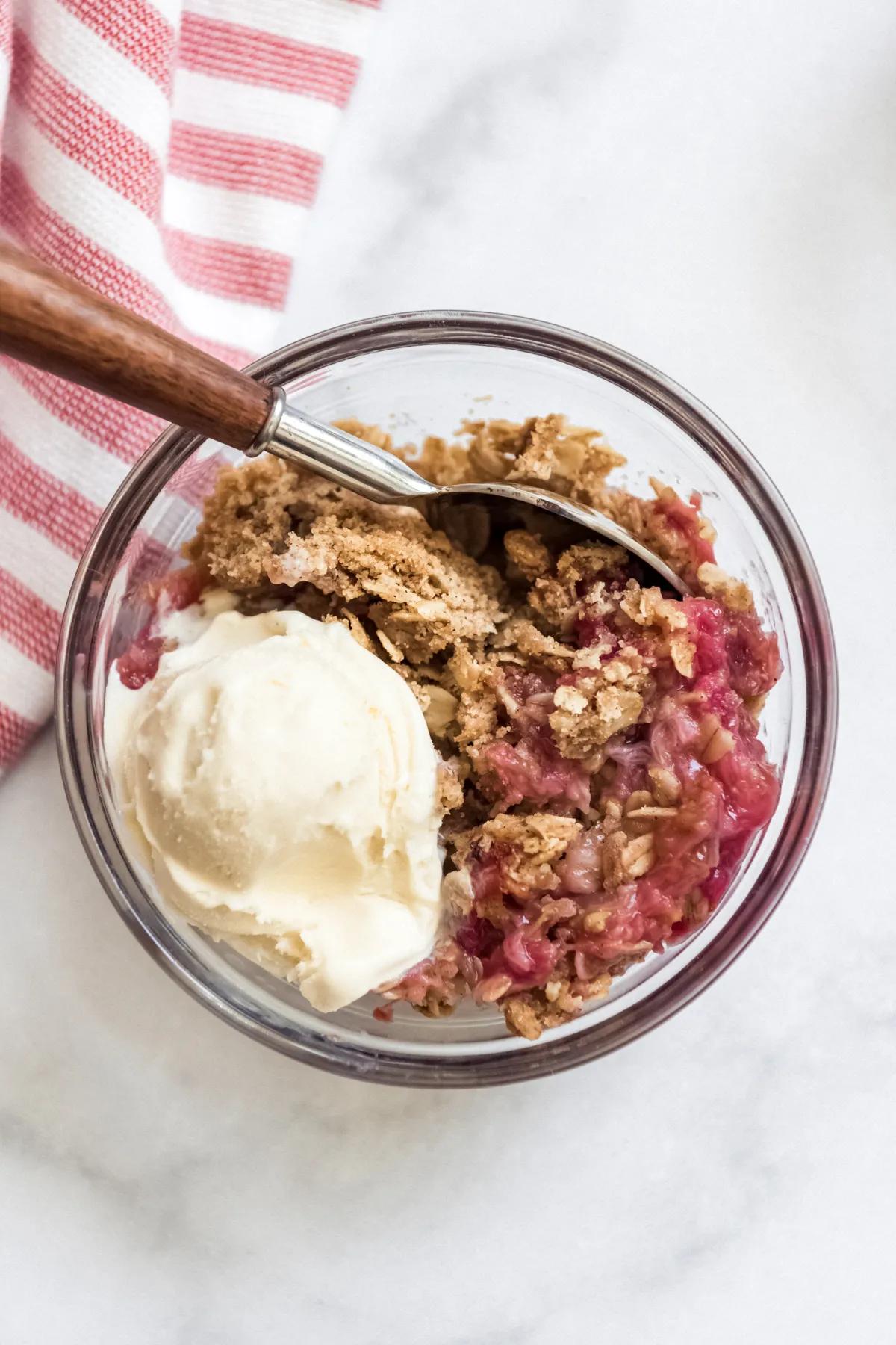 Easy Rhubarb Crisp Recipe - Best Desserts