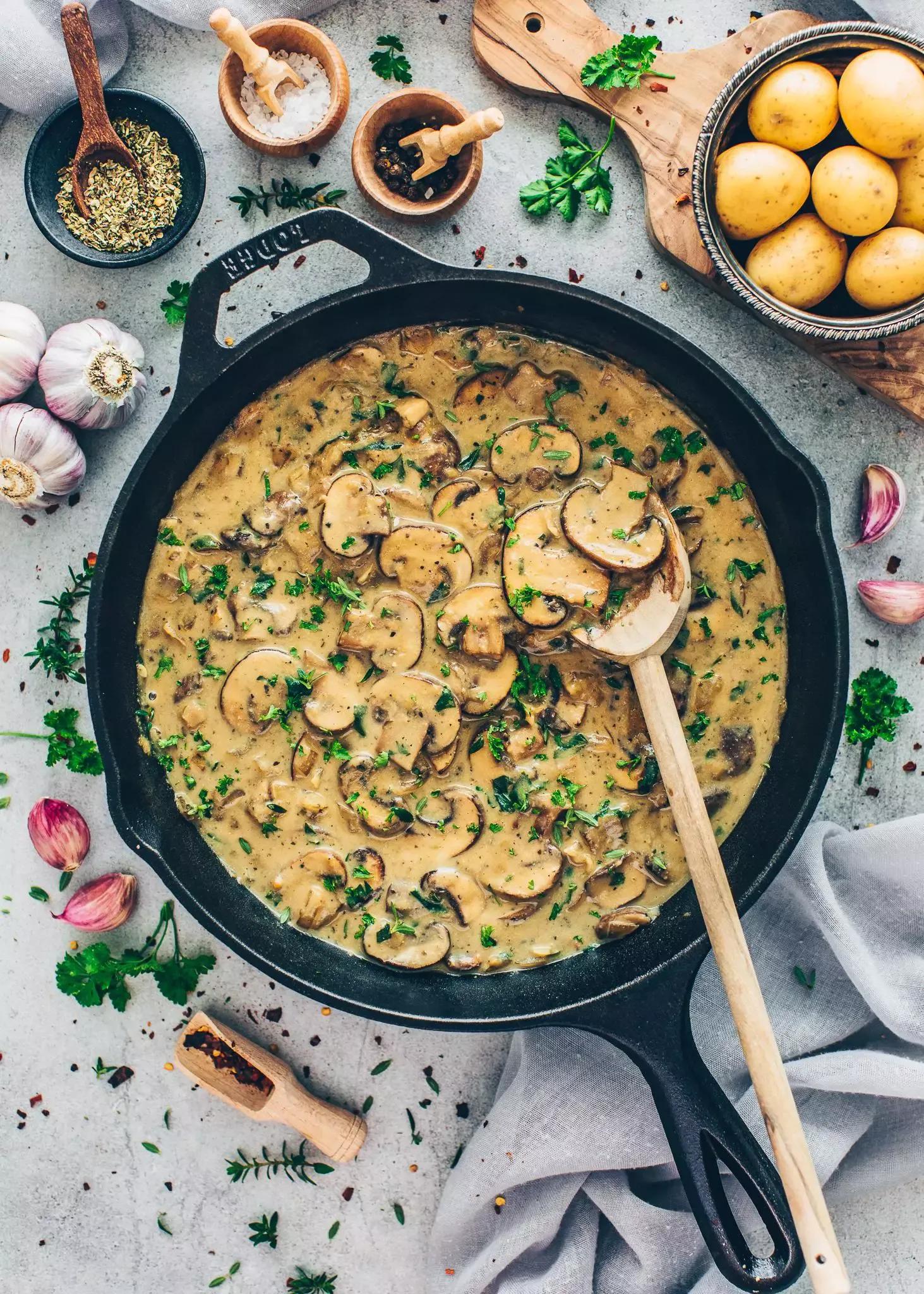 Vegan Creamy Mushrooms (Mushroom Sauce) - Bianca Zapatka | Recipes