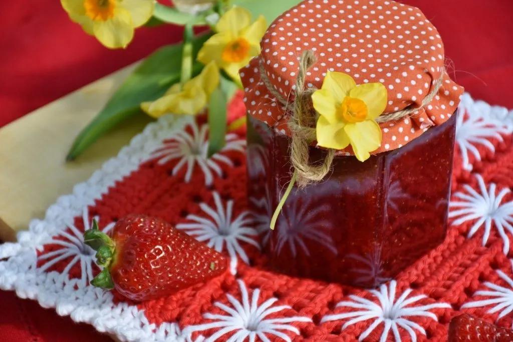 Melisse-Erdbeer-Kirschmarmelade - Marmelade mit Kräutern