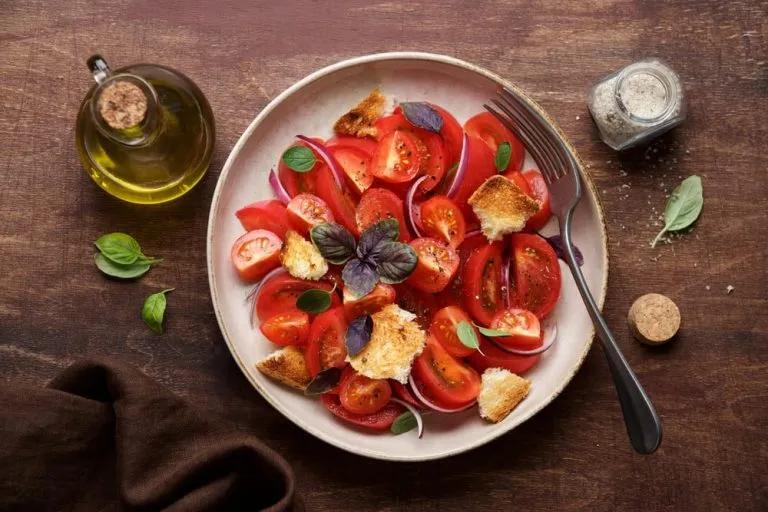 Panzanella Tomaten Brot Salat aus der Italienischen Küche
