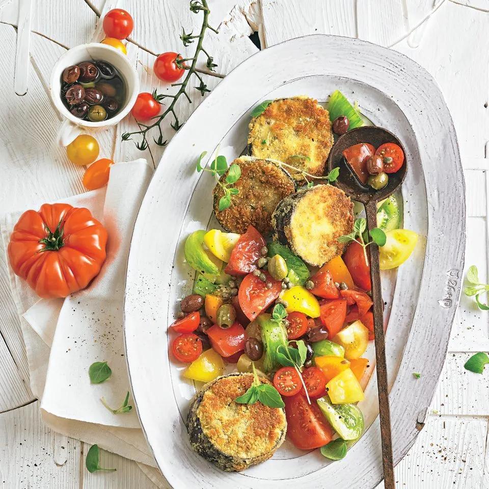 Auberginen-Schnitzel mit Tomaten-Oliven-Salat | Rezept | Auberginen ...