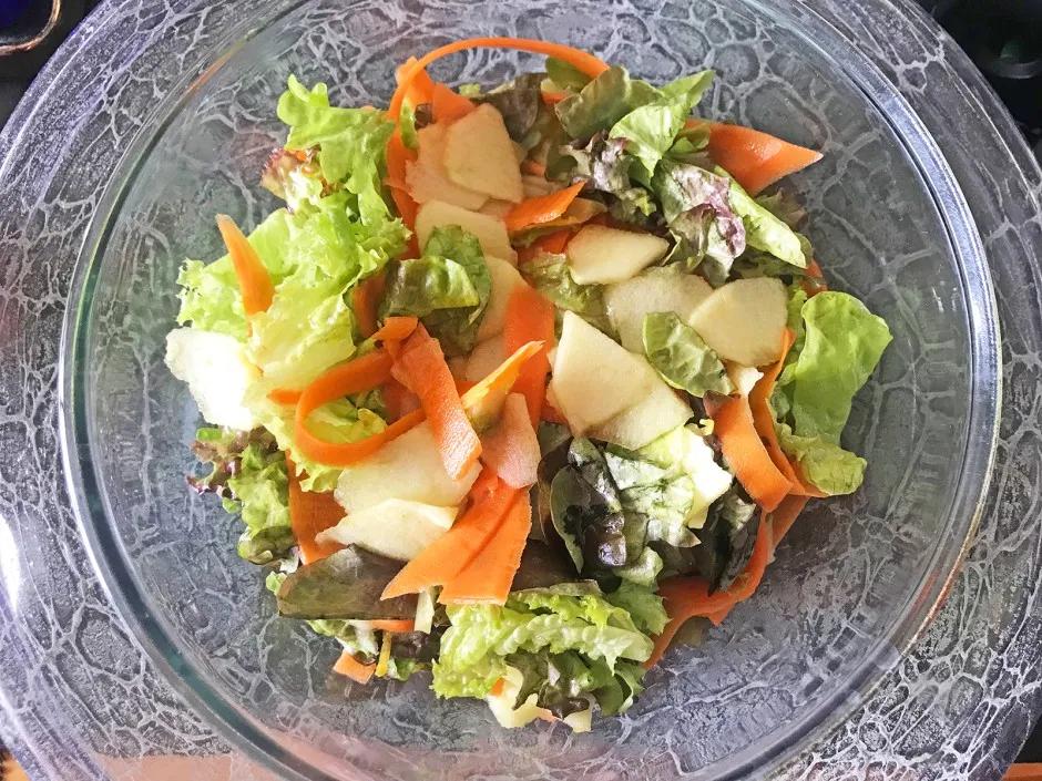 Salat mit Karotten und Apfel