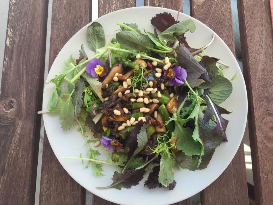 Asia-Blütenmix-Salat mit Chili-Champignons und grünem Spargel