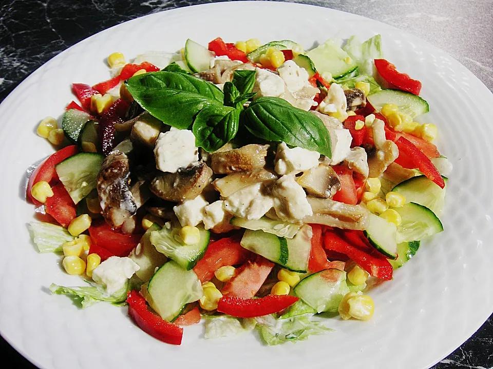 Salat mit Gemüse und gebratenen Käse - Champignons von CookingJulie ...