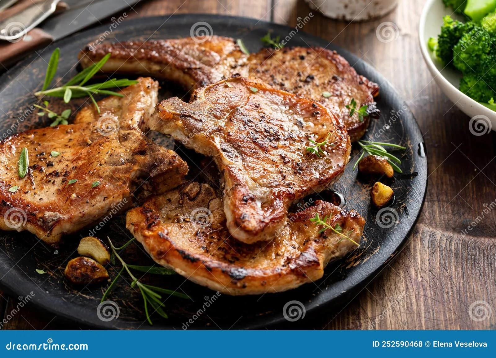 Gegrilltes Oder Gebratenes Schweinefleisch Auf Dem Knochen Stockfoto ...