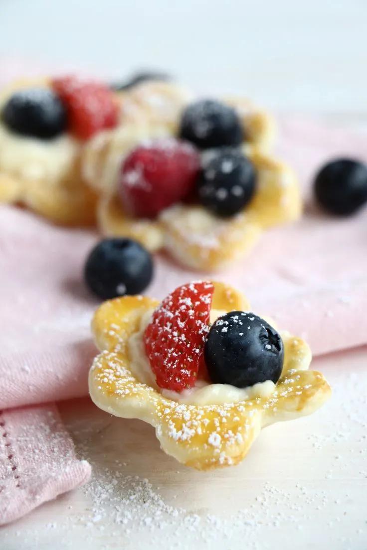 Rezept: Beeren Törtchen mit Pudding sind eine süße Fingerfood Idee. Die ...