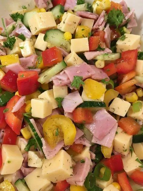 Bunter Käse-Schinken-Salat mit Dilldressing, ein schmackhaftes Rezept ...