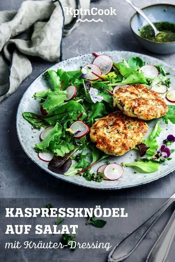 Kaspressknödel auf Salat mit Kräuter-Dressing | Rezept | Schnelle ...