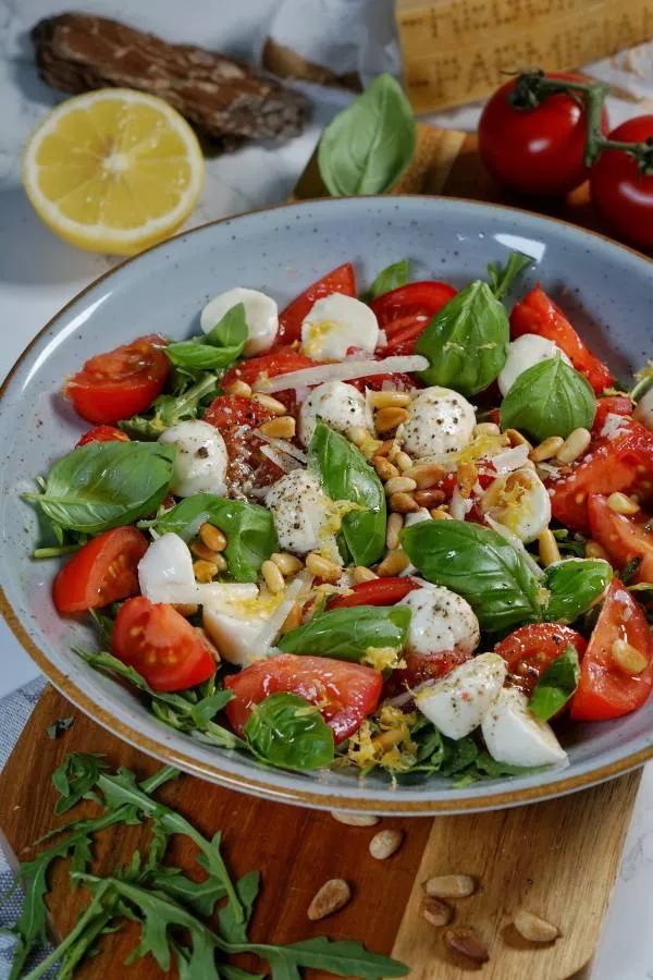 Tomaten Mozzarella Salat - schnell &amp; einfach in 15 Minuten