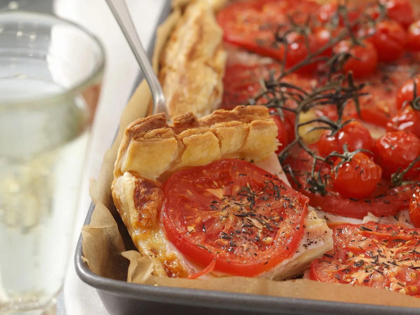 Herzhafter Tomatenkuchen mit Käse und Schinken Rezept | EAT SMARTER