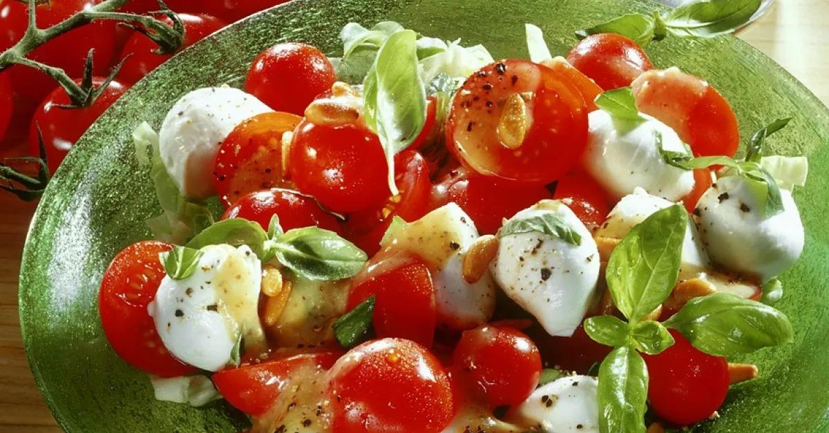 Tomaten-Mozzarellasalat Rezept | EAT SMARTER