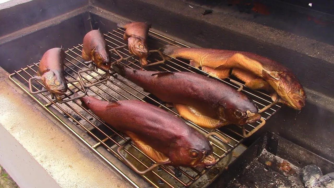 Lachsforellen räuchern auf dem BBQ Grill - YouTube