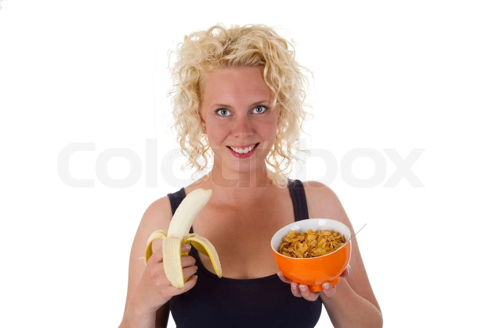 Junge Frau mit Banane und cornflakes | Stock Bild | Colourbox