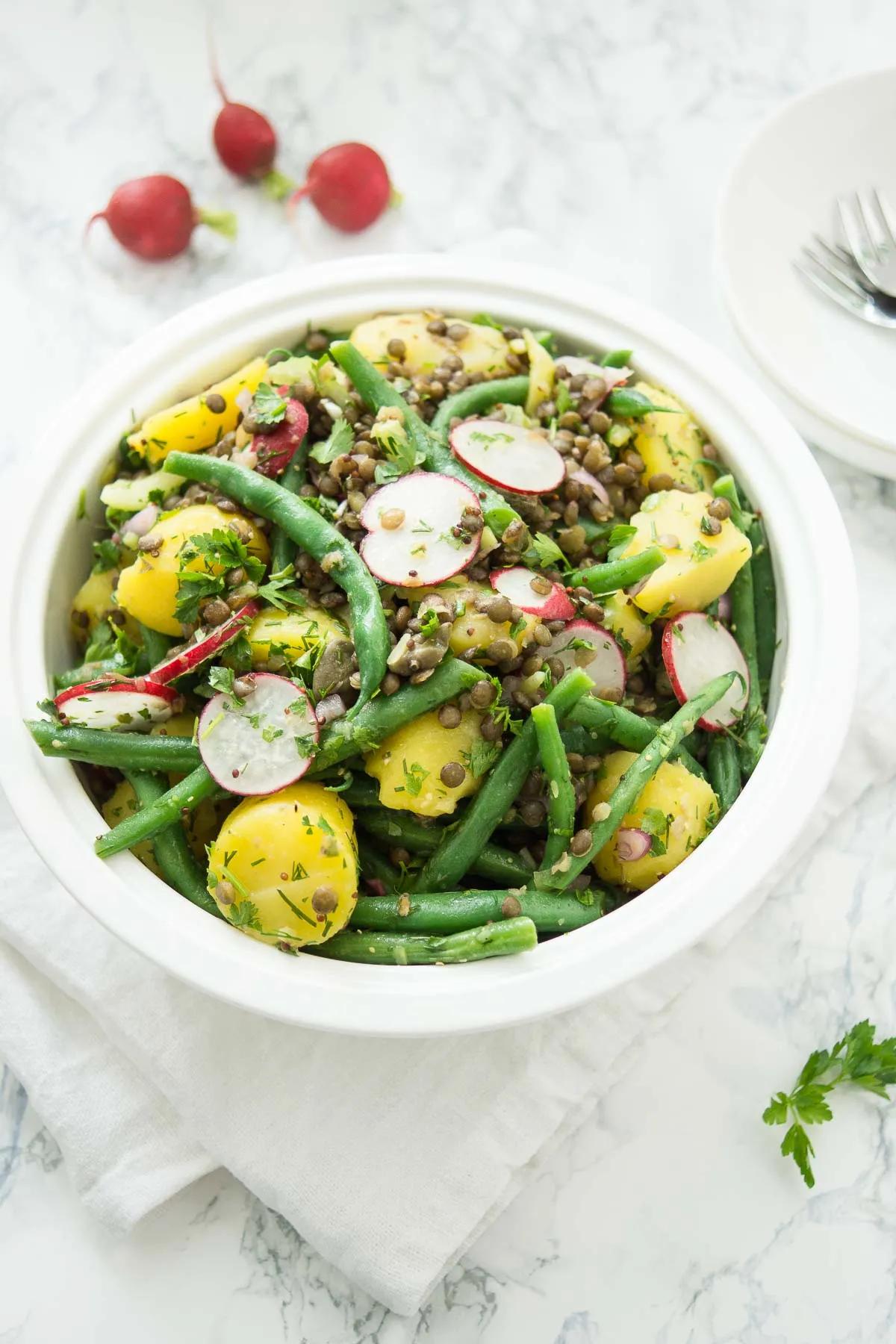 Kartoffelsalat mit Linsen &amp; grünen Bohnen Rezept | Elle Republic