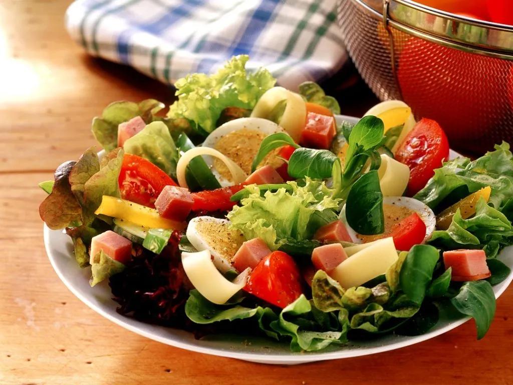 Bunter Salat mit Schinken und Ei Rezept | EAT SMARTER