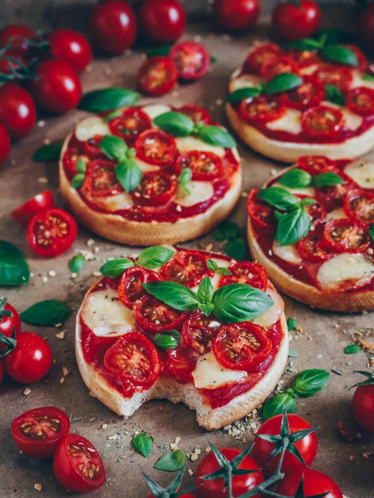 mini pizza mit tomaten mozzarella und basilikum Raspberry Tart Recipe ...