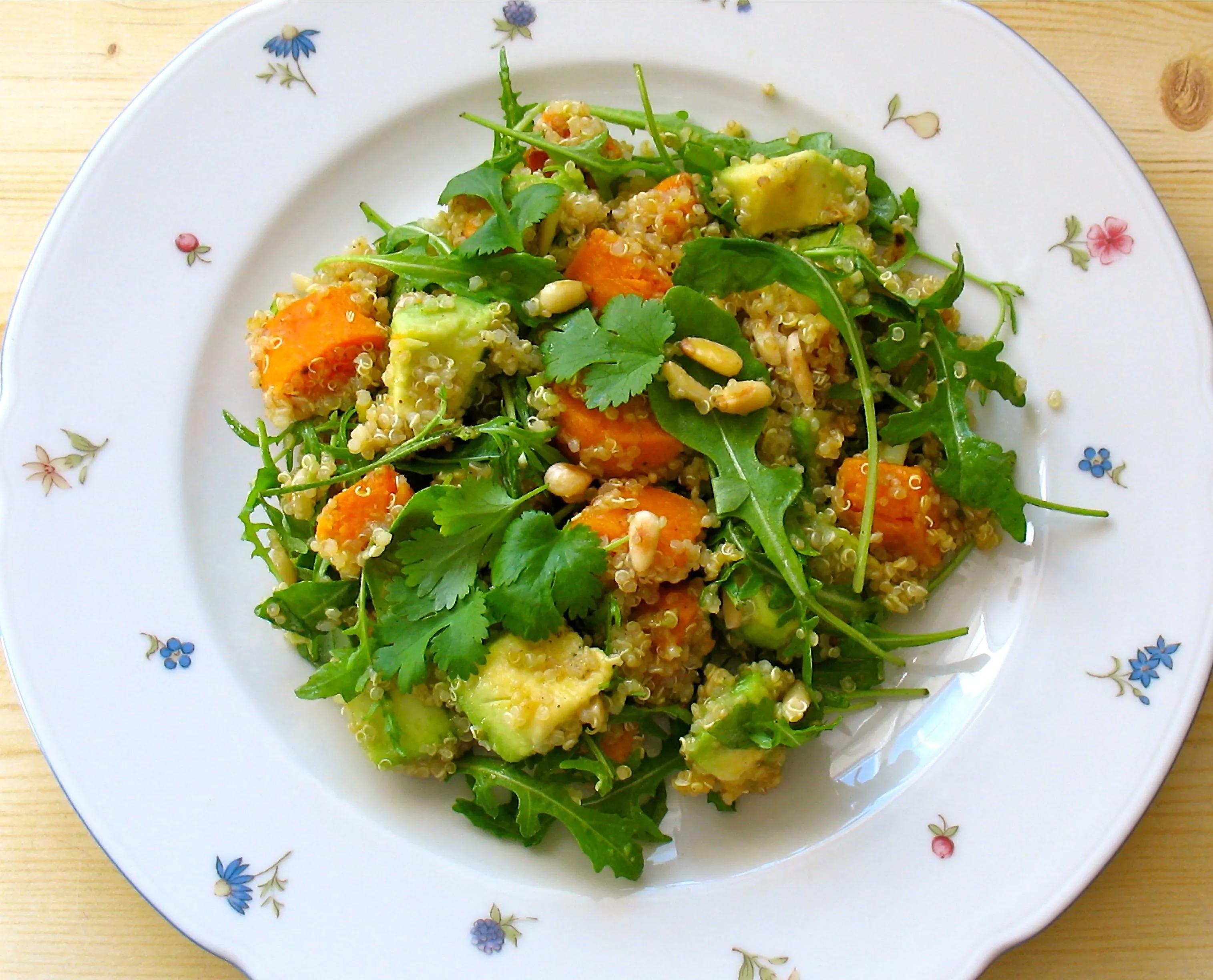 Quinoa-Salat mit Ruccola, gebratenen Süßkartoffeln und Avocado | Quinoa ...