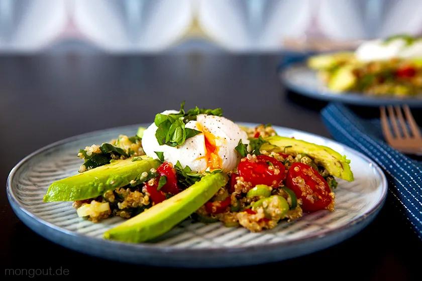 Quinoa-Salat mit Avocado und pochiertem Ei (superfood)