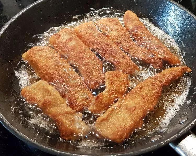 Fisch and Chips neu: Gebackenes Lengfilet mit Pommes und leichter Essig ...