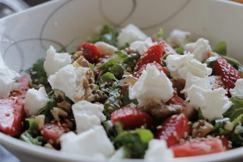 REZEPT: Rucola Salat mit Erdbeeren und Ziegenkäse – Samoja Fitness