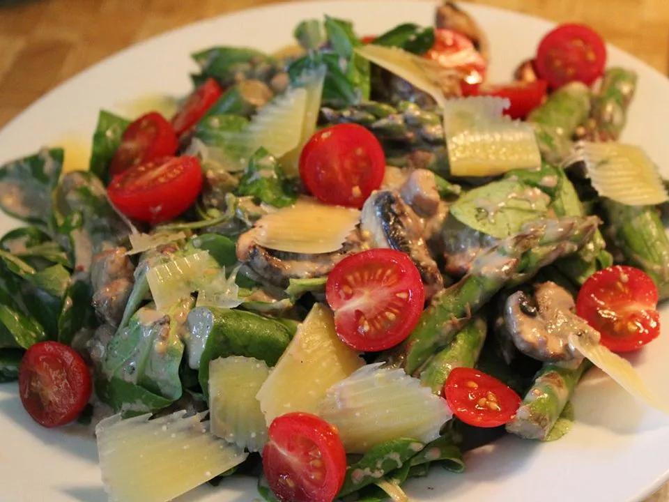 Gemischter grüner Salat mit angebratenem grünen Spargel von kscpebbles ...