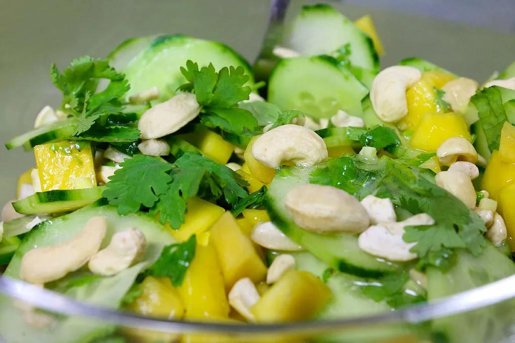 Gurke-Mango-Salat mit Cashewnüssen und Koriander