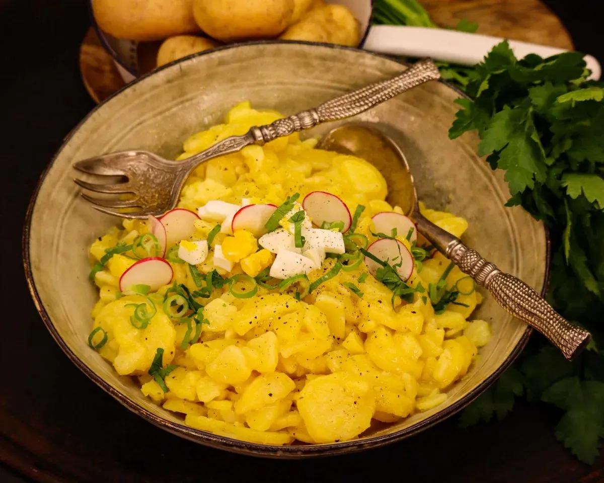 Klassischer Kartoffelsalat mit Brühe